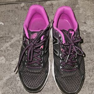 New Balance Women's Black & Pink Running Shoes